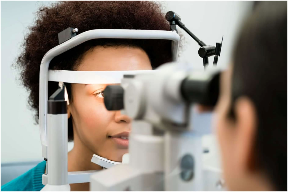 Oftalmologista em Curitiba cuidando da saúde dos seus olhos com especialista em retina